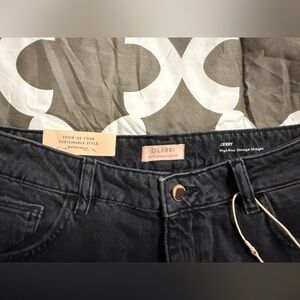 Mariana Hewitt High Rise Vintage Straight
Inseam 26-
31
DL1961